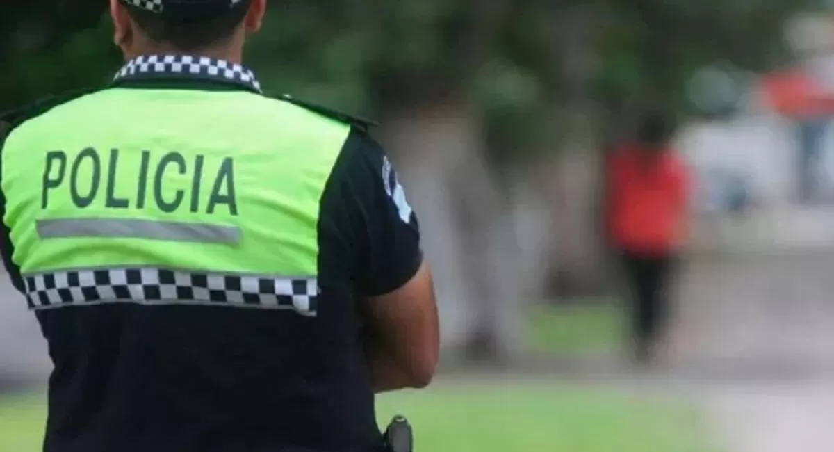 Demoraron a un hombre que destrozó la puerta de un hospital