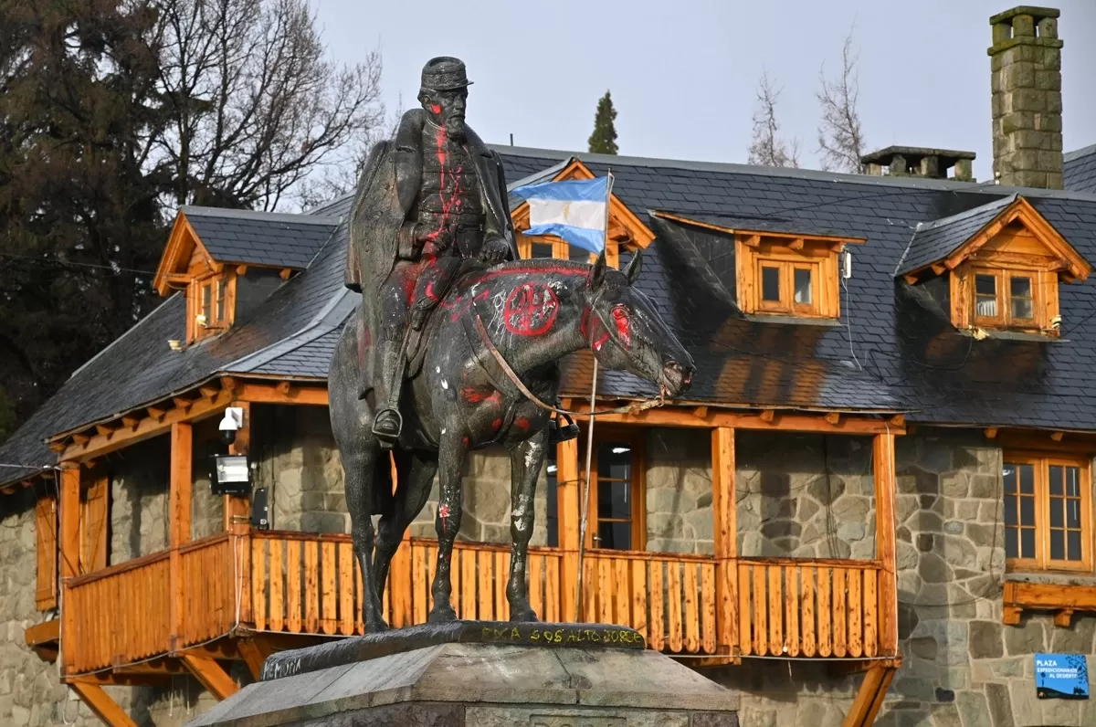 ATAQUES. El monumento sufre constantes actos vandálicos; será restaurado y reubicado más abajo.