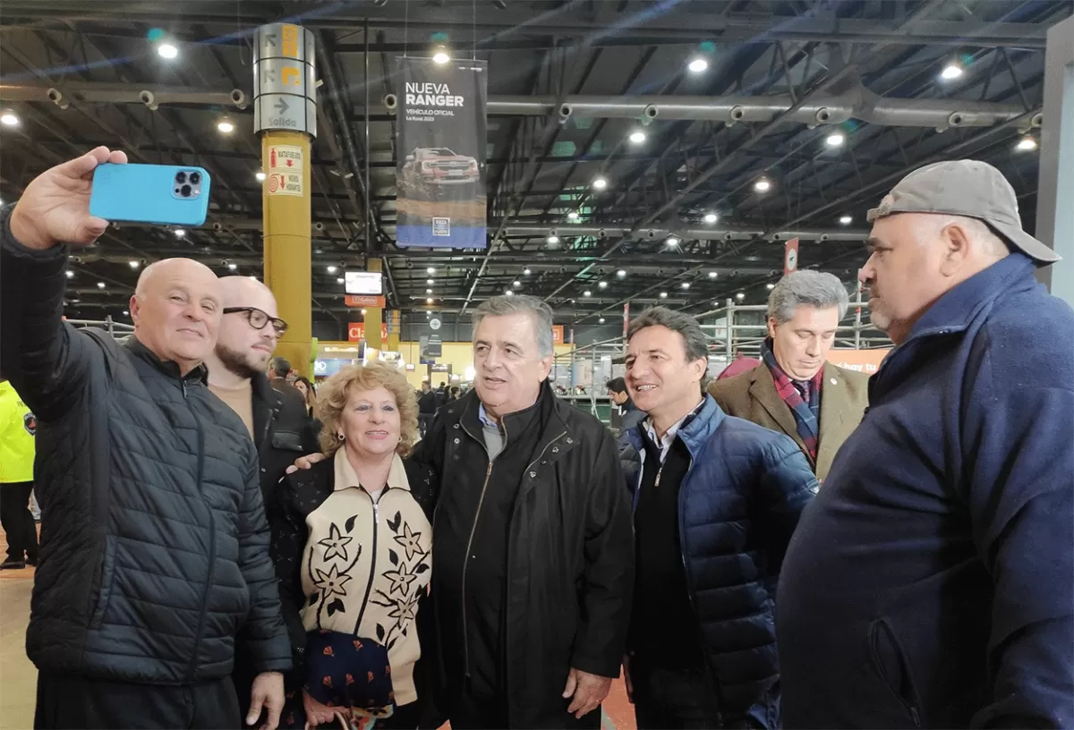 EN LA RURAL. Sánchez recorrió la exposición en Buenos Aires junto a Mario Negri y otros referentes radicales.