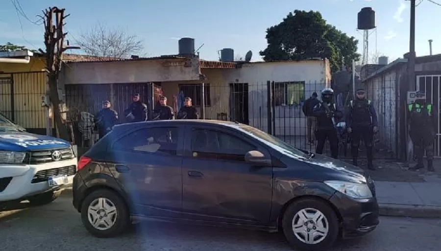 POLICÍAS allanan una vivienda. 