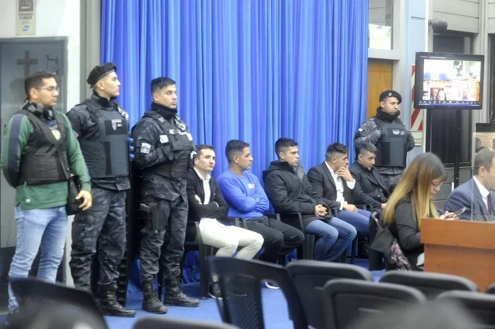 EL JUICIO. Los acusados (sentados) Gonzalo Lagoria, Luciano Campos, Jonathan Díaz, Ángel y Néstor Medina. LA GACETA / FOTO DE Analía Jaramillo