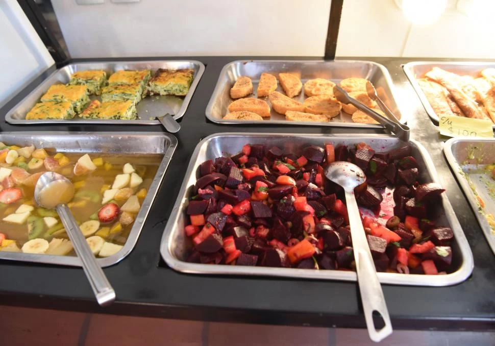 CADA VEZ MENOS. Los tucumanos dejan de lado las verduras y las frutas y las reemplazan por galletas o panes. LA GACETA / FOTOs DE franco vera