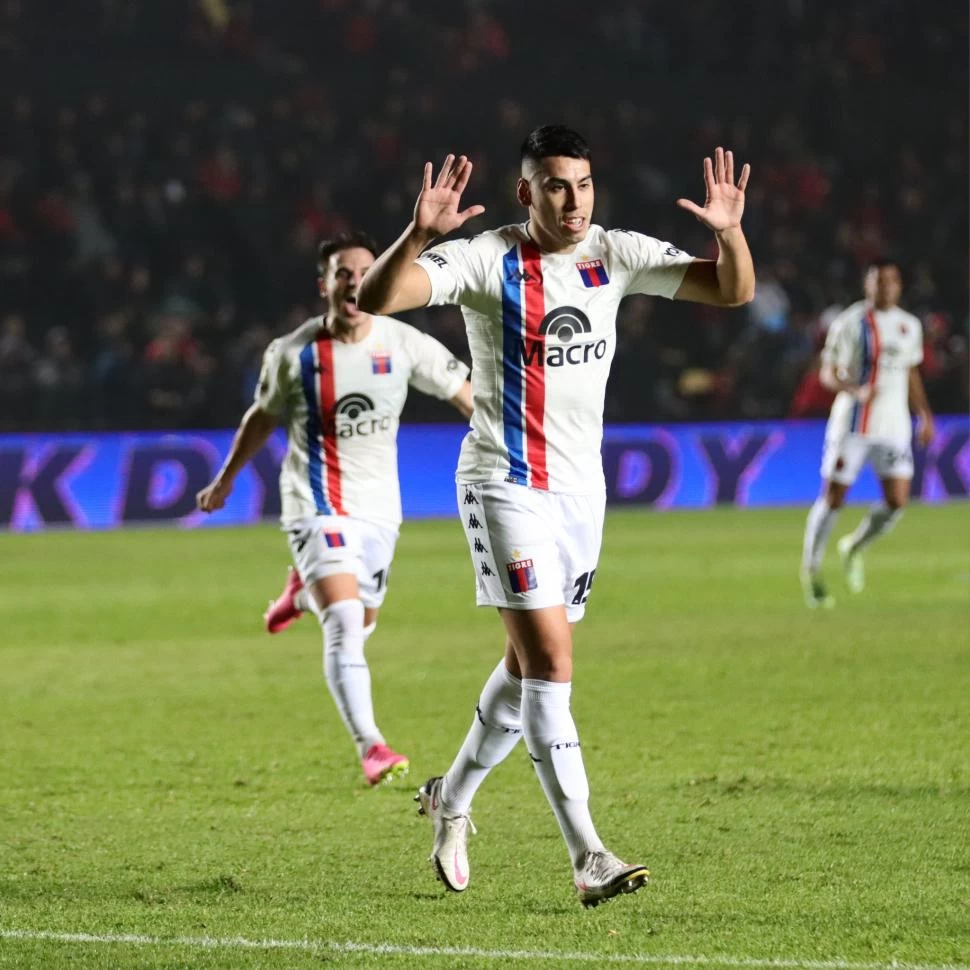 GOLAZO. Lo marcó Cardozo y selló la victoria de Tigre son los “sabaleros”.  