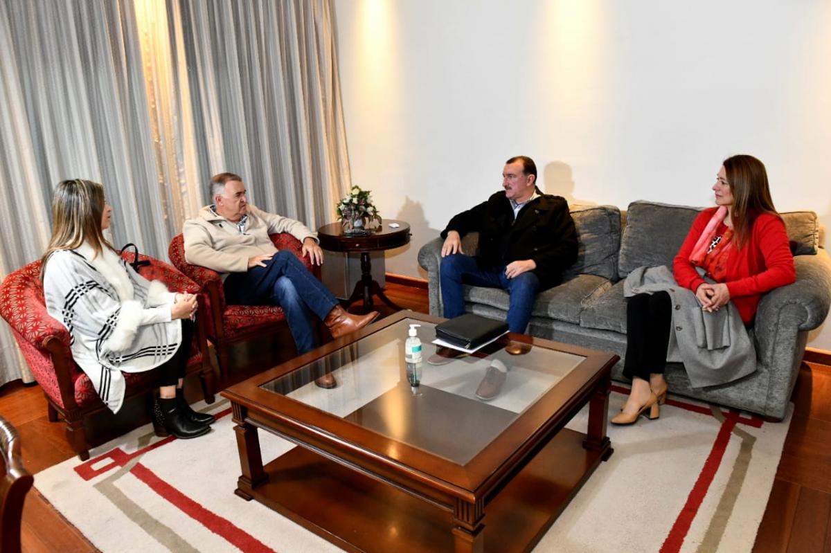 CON JALDO. Adriana Najar, Luis Morghenstein y la hija de ambos, Melina Morghenstein, junto al gobernador electo. Foto Prensa HLT