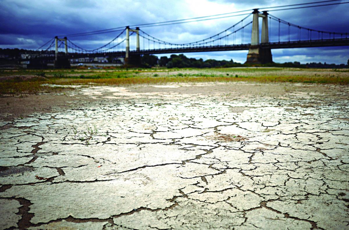 FRANCIA. El lecho de un brazo del río Loire se ve como tierra agrietada en Montjean-sur-Loire, donde el calor y la sequía afectan los cursos de agua.