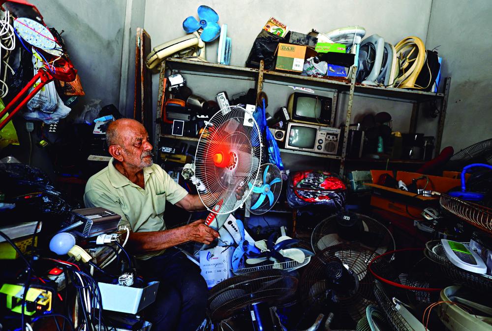 FRANJA DE GAZA. El ciudadano palestino Mustafa Abdou, se dedica a reparar ventiladores en el campo de refugiados de Shati, en ciudad de Gaza. 