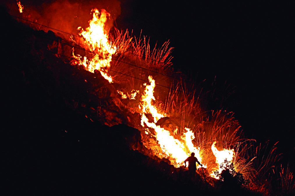 ITALIA. Un incendio forestal se acercaba anoche cada vez más a la zona habitada de la villa siciliana de Altofonte, cerca de Palermo.