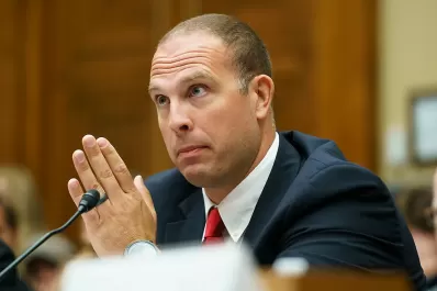 Quién es David Grusch, el ex oficial que acusa a Estados Unidos de esconder restos de ovnis