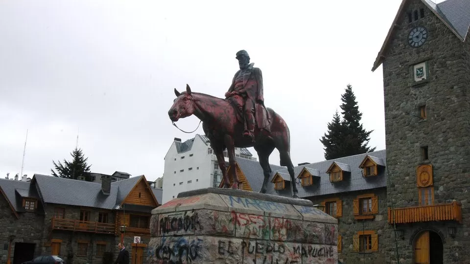 Monumento a Julio Argentino Roca, enfrente del Centro Cívico de Bariloche.