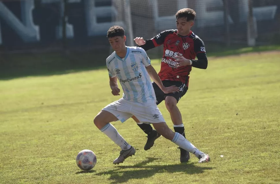 PROMESA “DECANA”. Máximo Pereira intenta superar a Ezequiel Correa. LA GACETA / FOTO DE franco vera 