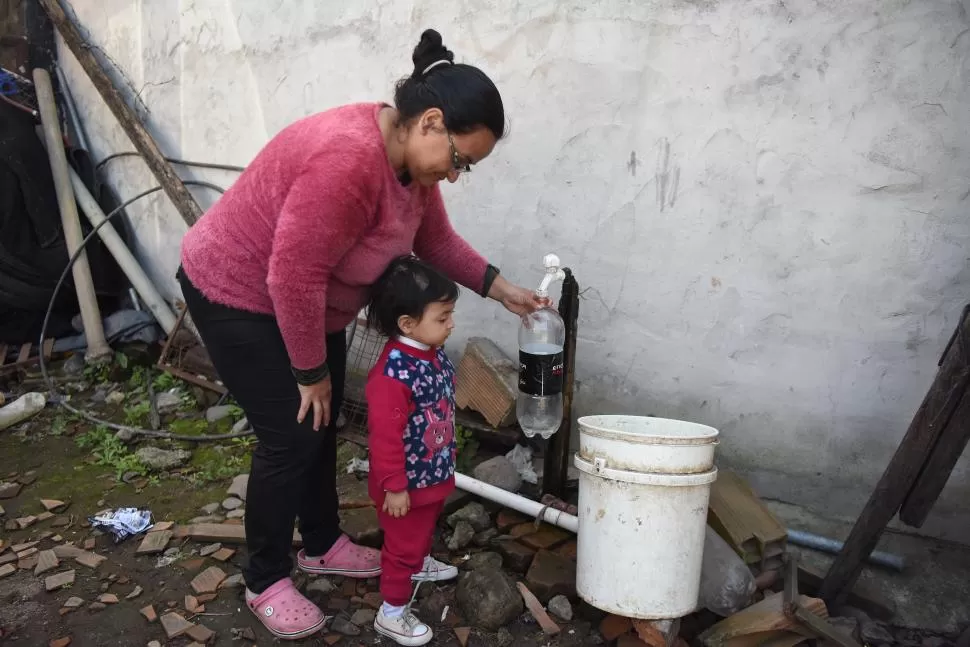 MUCHAS DIFICULTADES. Los vecinos del municipio plantean que hace 10 años que conviven con el problema de la falta de agua, un servicio que escasea y que obliga a tomar medidas para obtenerla. La falta de cloacas es otro problema. la gaceta / fotos de analia jaramillo 