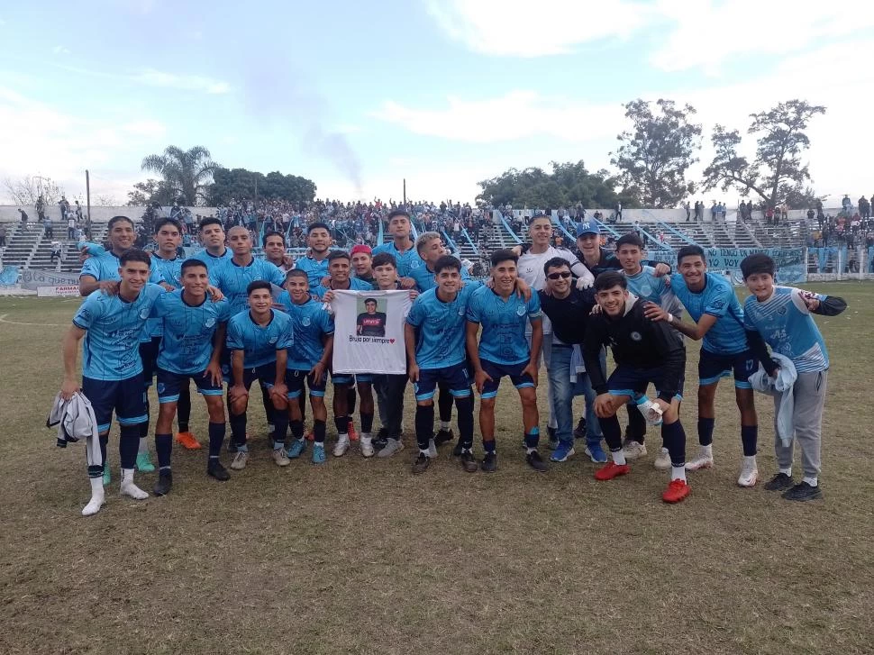 FESTEJO. El plantel de Deportivo al finalizar el partido ante Newbery. gentileza foto fulbolero