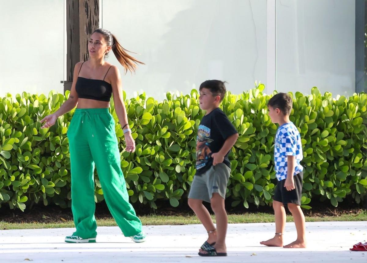 Antonela Roccuzo junto a sus hijos