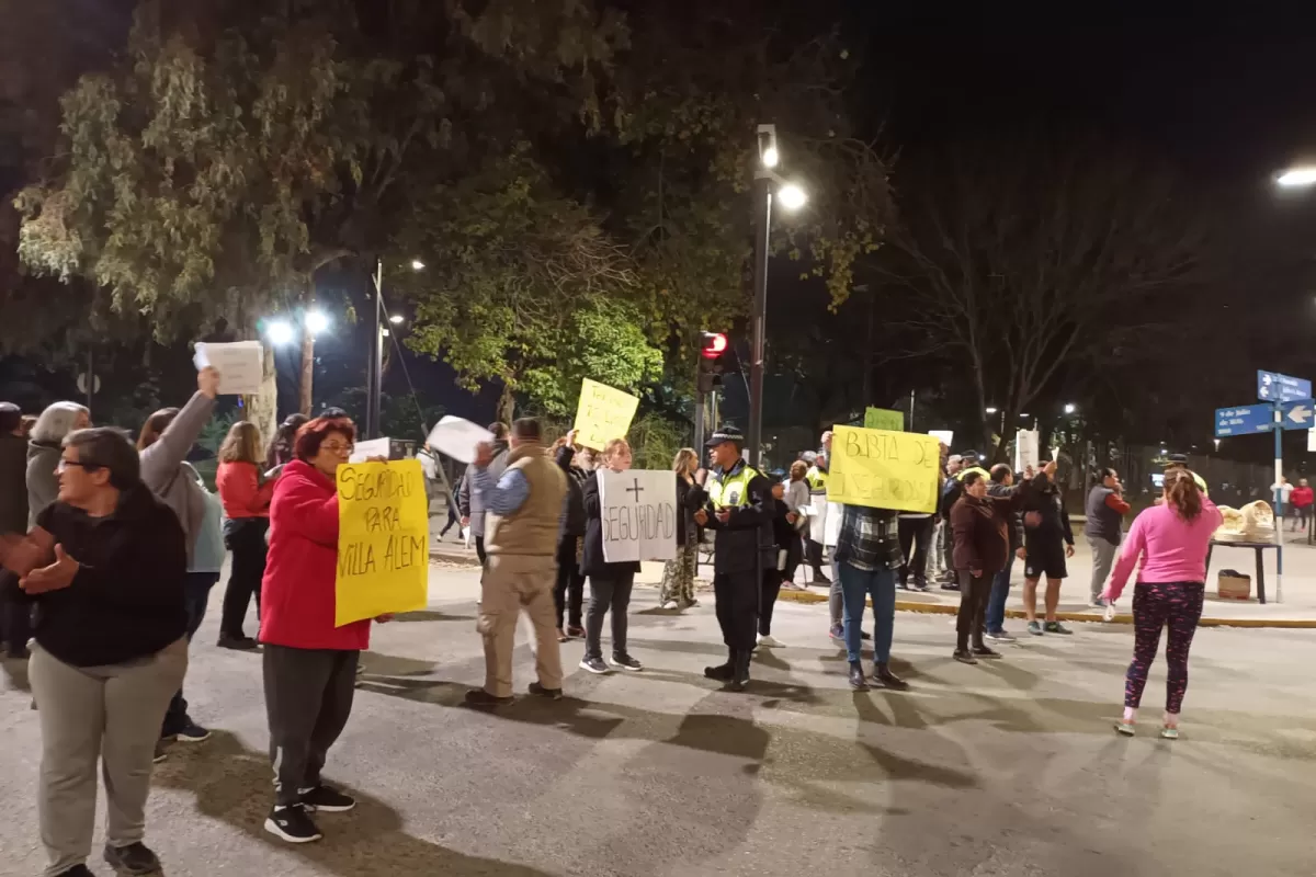 CANSADOS. Vecinos de Villa Alem exigen respuestas a las autoridades ante la ola de asaltos.