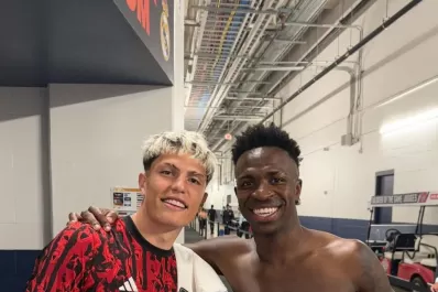 Garnacho y Lautaro, a los abrazos con estrellas