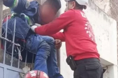 Un ladrón intentó robar una casa y se enganchó los testículos en la reja