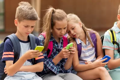 Qué hacer para evitar el FOMO, el miedo de los chicos a perderse de algo en las redes