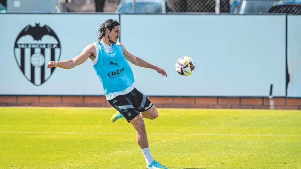 A PUNTO. Cavani se entrenó con Valencia, pero está listo para llegar a Boca.  