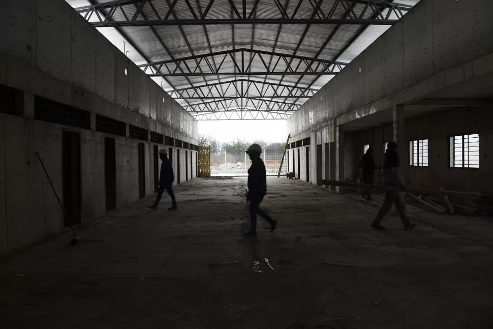 AVANZAN LAS OBRAS. Trabajadores de la construcción aceleran las tareas en uno de los tres pabellones que están cerca de ser terminados. la gaceta / foto de franco vera