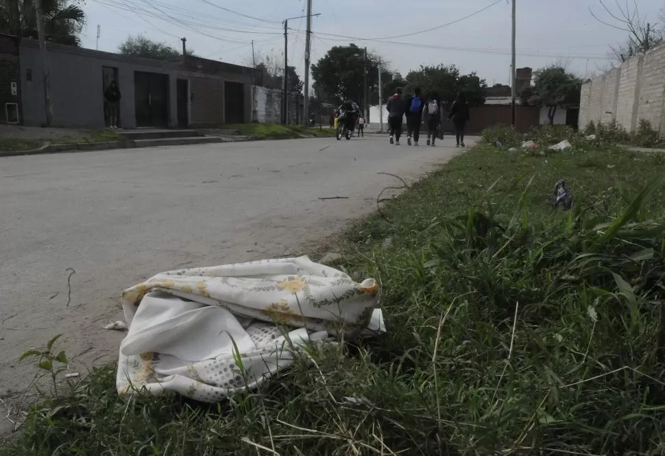 ESCENA DEL CRIMEN. Javier fue cubierto con un mantel blanco antes de ser llevado a la morgue. la gaceta / foto de antonio ferroni