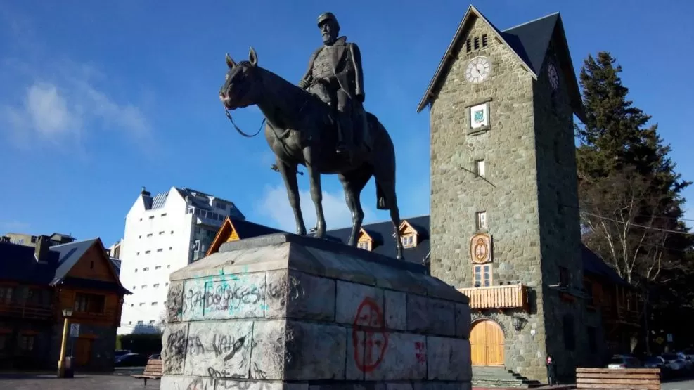 Monumento a Julio Argentino Roca, enfrente del Centro Cívico de Bariloche.