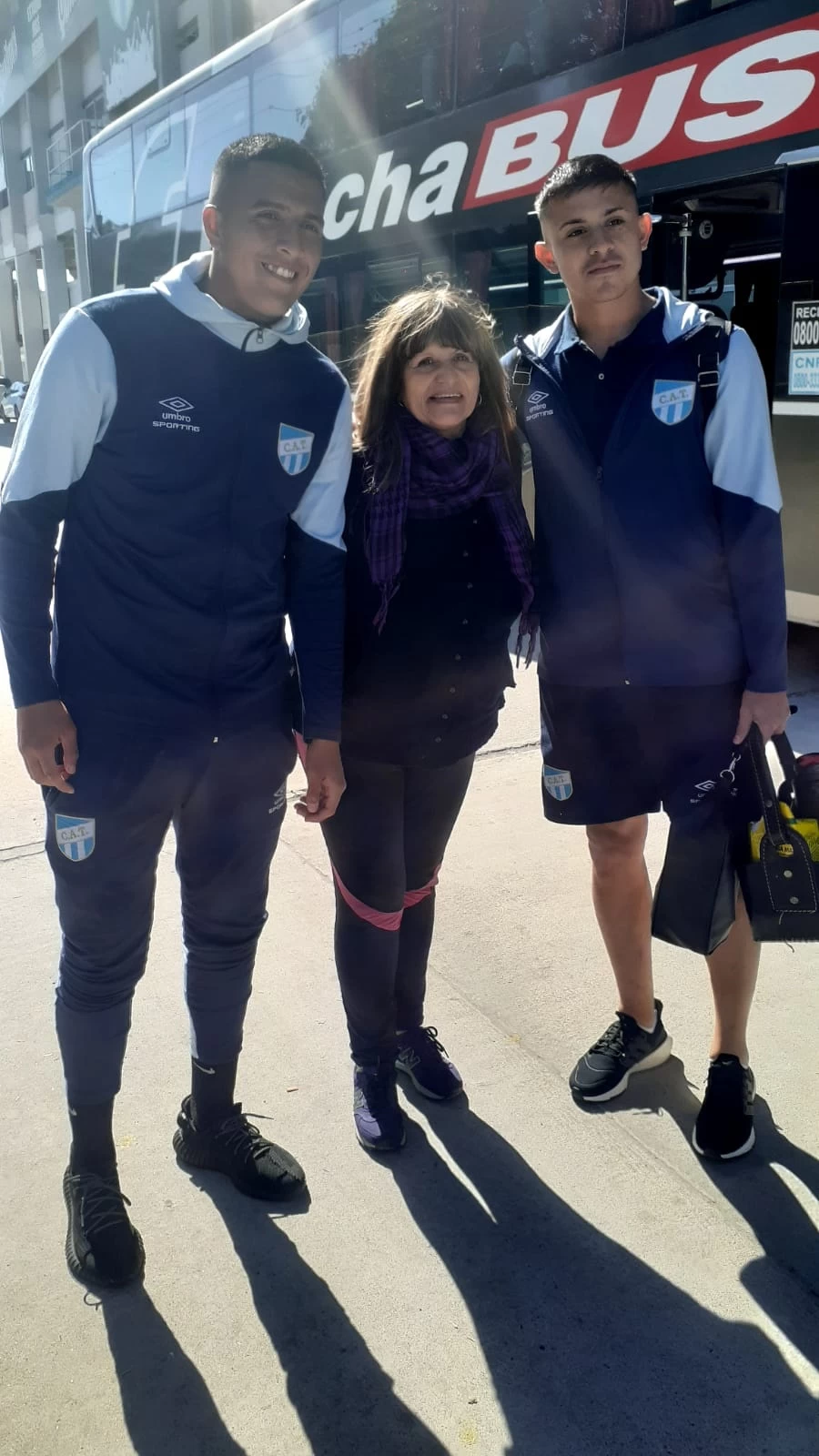 MADE IN ATLÉTICO. Una fanática posó junto a Romero (izquierda) y Ruíz Rodríguez, dos jugadores surgidos en las inferiores. LA GACETA / FOTO DE daniel coronel