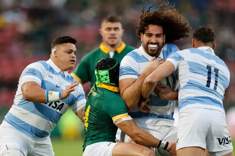 Lucas Paulos corre y es tacleado por Cheslin Kolbe en el comienzo del partido por el Rugby Championship entre los Pumas y los Springboks. AFP