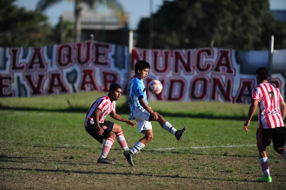 BIEN PRESIONADO. Rodríguez, de Atlético, es marcado por Domínguez. la gaceta / foto de diego  araoz 