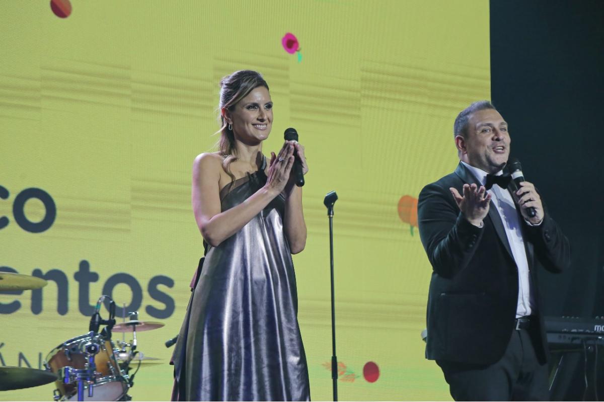 AL FRENTE. Los conductores Renzo Spuches y Lucía Merletti estuvieron a cargo de la animación de la fiesta.