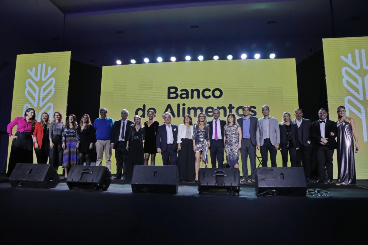 EN EQUIPO. Son muchos los voluntarios en el Banco de Alimentos de Tucumán. Con esta labor, el grupo solidario mejora la alimentación de casi 43.000 personas en la provincia.