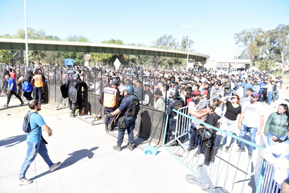 DESBORDADOS. La organización no estuvo a la altura de las circunstancias.  