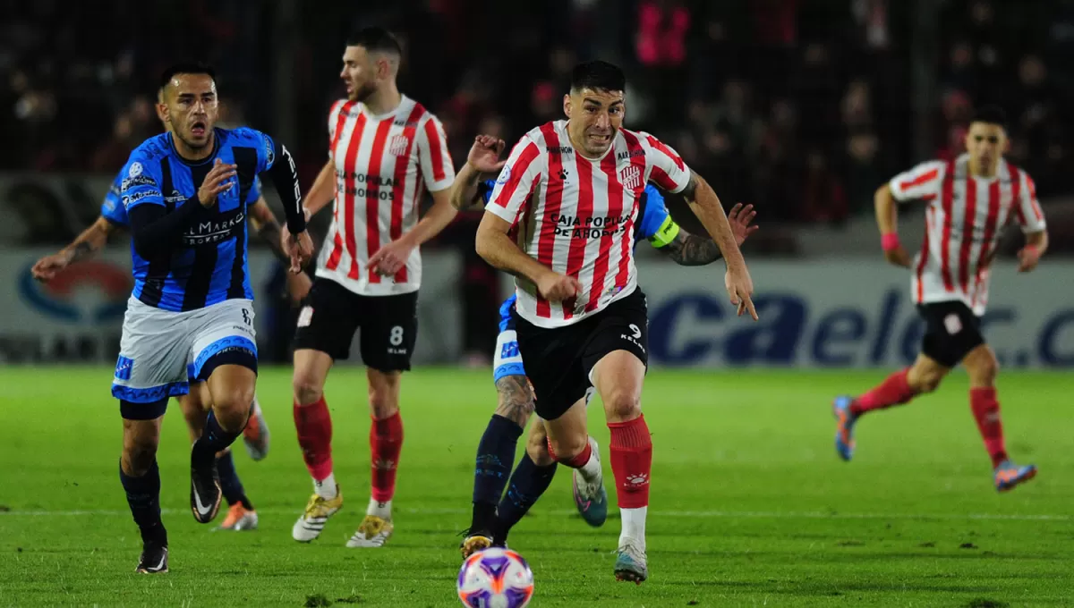 ESFUERZO. Mateo Acosta llegó para reforzar la delantera santa para el tramo final del torneo.