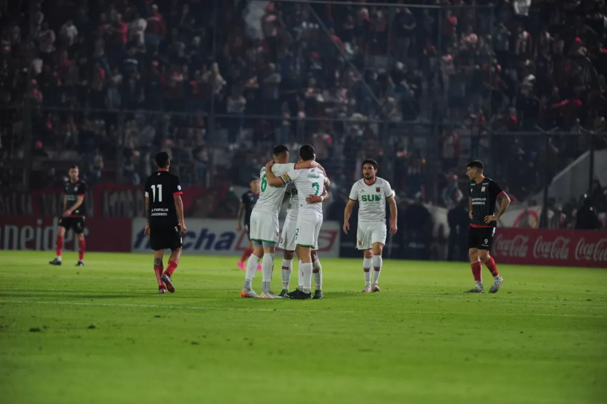 LOS JUGADORES DE AGROPECUARIO FESTEJAN EL 1 A 0. 