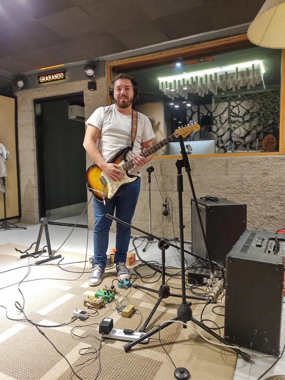 EN EL ESTUDIO. Guitarra en mano, Giullitti va probando los sonidos.   