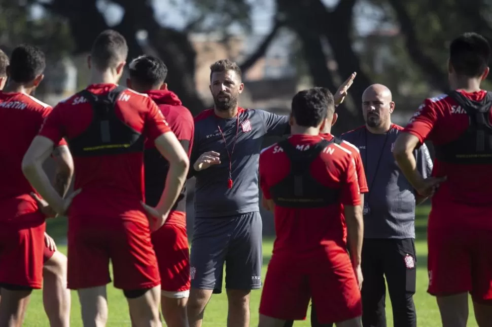 MENTALIZADOS. Frontini habló con sus jugadores durante la semana y apuesta a que el equipo reaparezca esta tarde. “El objetivo es uno solo: ganar”, dijo el DT. twitter @CASMOficial