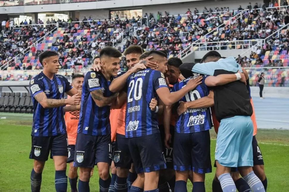 GOLAZO. Todos abrazan a Kociubinski, que recibió de pecho y le pegó de volea para abrir el marcador ante el “ferroviario”. gentileza foto de Guillermo Juarez