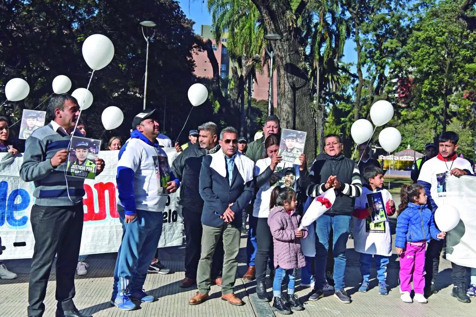 PIDEN JUSTICIA. Familiares del agente Lazarte hicieron una ceremonia y reclamaron que no cuentan con el apoyo de las agrupaciones de DDHH. LA GACETA / FOTO DE Analía Jaramillo 