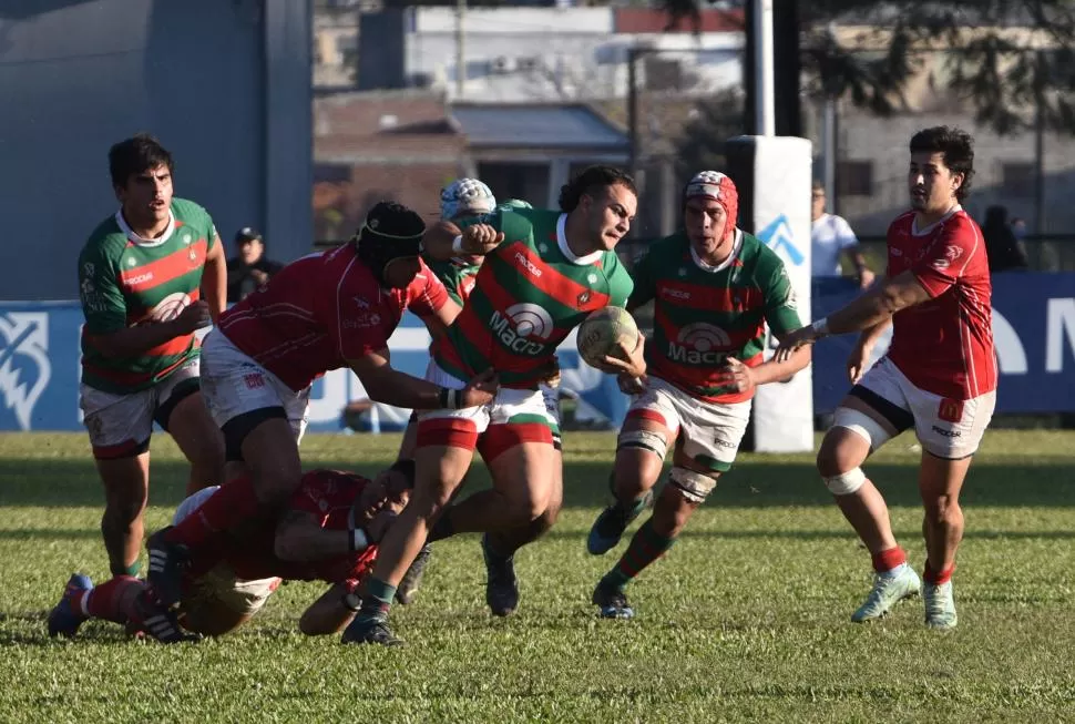 AVANZAR DE PIE. Ignacio González Ponce resiste ante la dura marca “roja”. la gaceta / foto de Osvaldo Ripoll