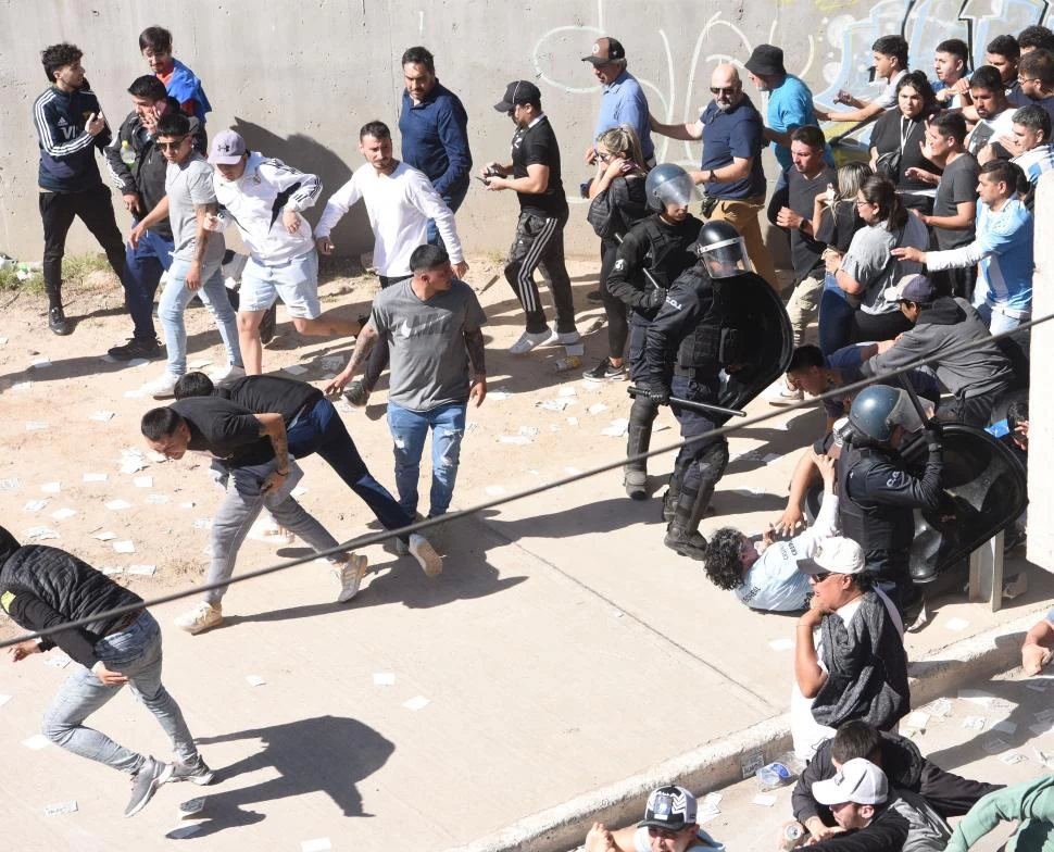 PASÓ DE TODO. El operativo policial fue un fracaso; los controles que empezaban a escasos metros del estadio formaron varios embudos, donde hubo represión. la gaceta / fotos de franco vera (enviado especial) 