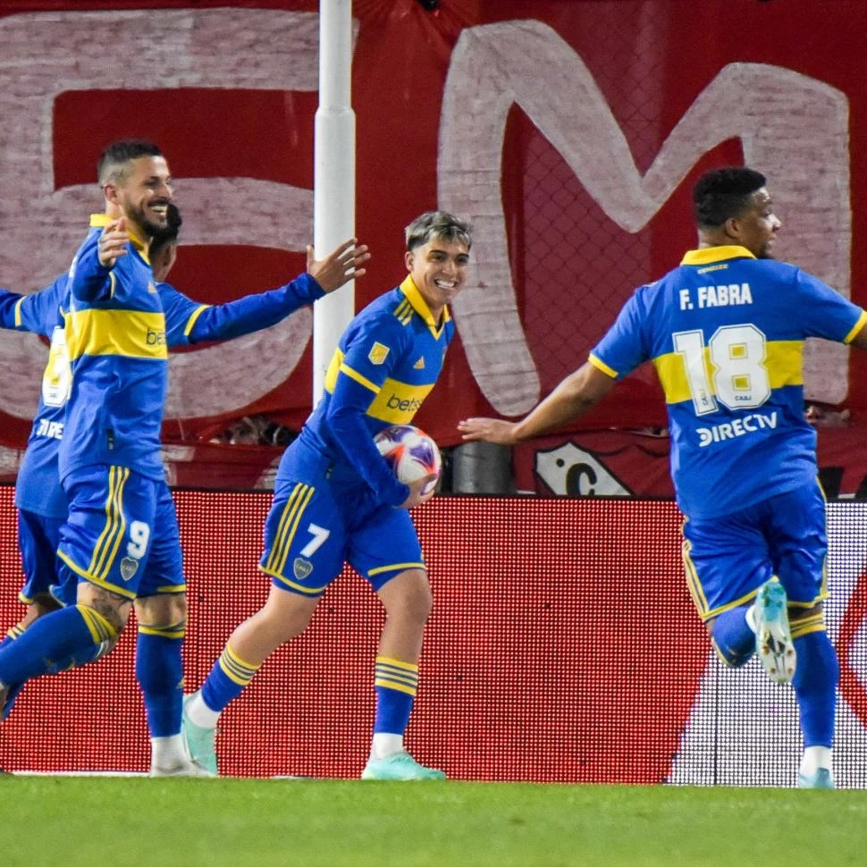 PURA FELICIDAD. El “Changuito” Zeballos (7) ya marcó el primer gol de Boca y lo festeja junto a Benedetto y a Fabra. Liga Profesional de Fútbol