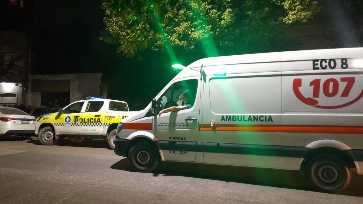 UNA AMBULANCIA llegó a la Comisaría. 