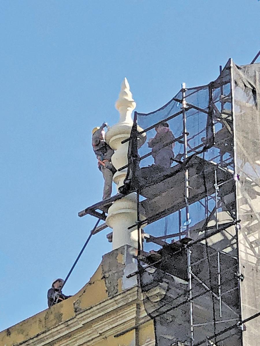 YA SE ESTÁ PINTANDO. Los pináculos empiezan a lucir el blanco que los distingue. 