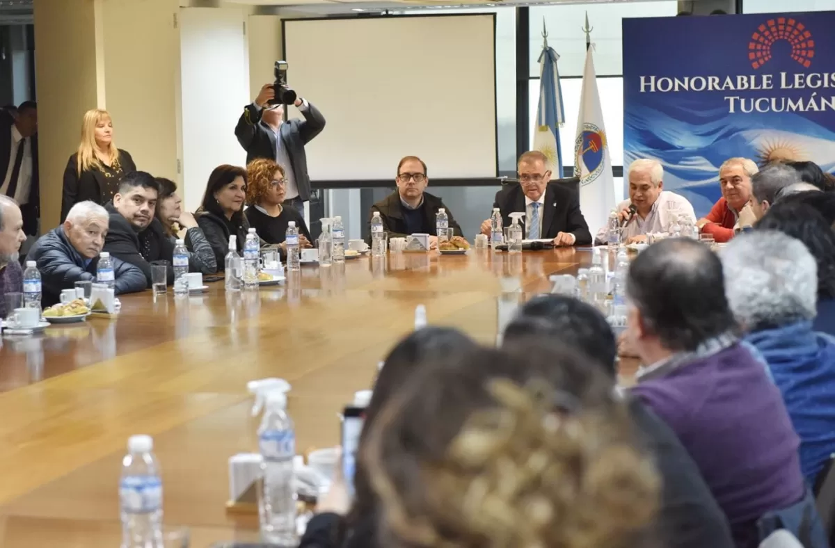 EN LA LEGISLATURA. Jaldo recibió a los representantes gremiales. Foto de Prensa HLT