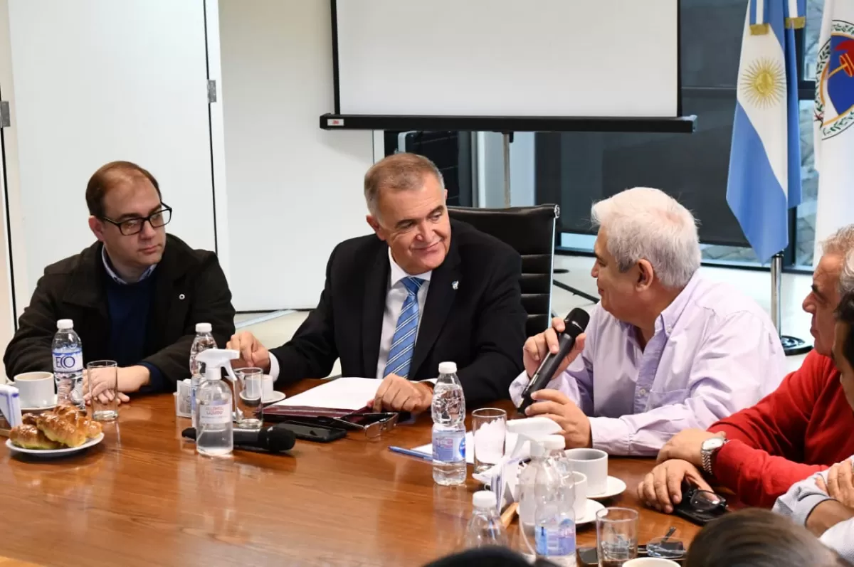 DIÁLOGO CON LOS GREMIOS. Osvaldo Jaldo, en la reunión en la Legislatura. Foto de Prensa HLT