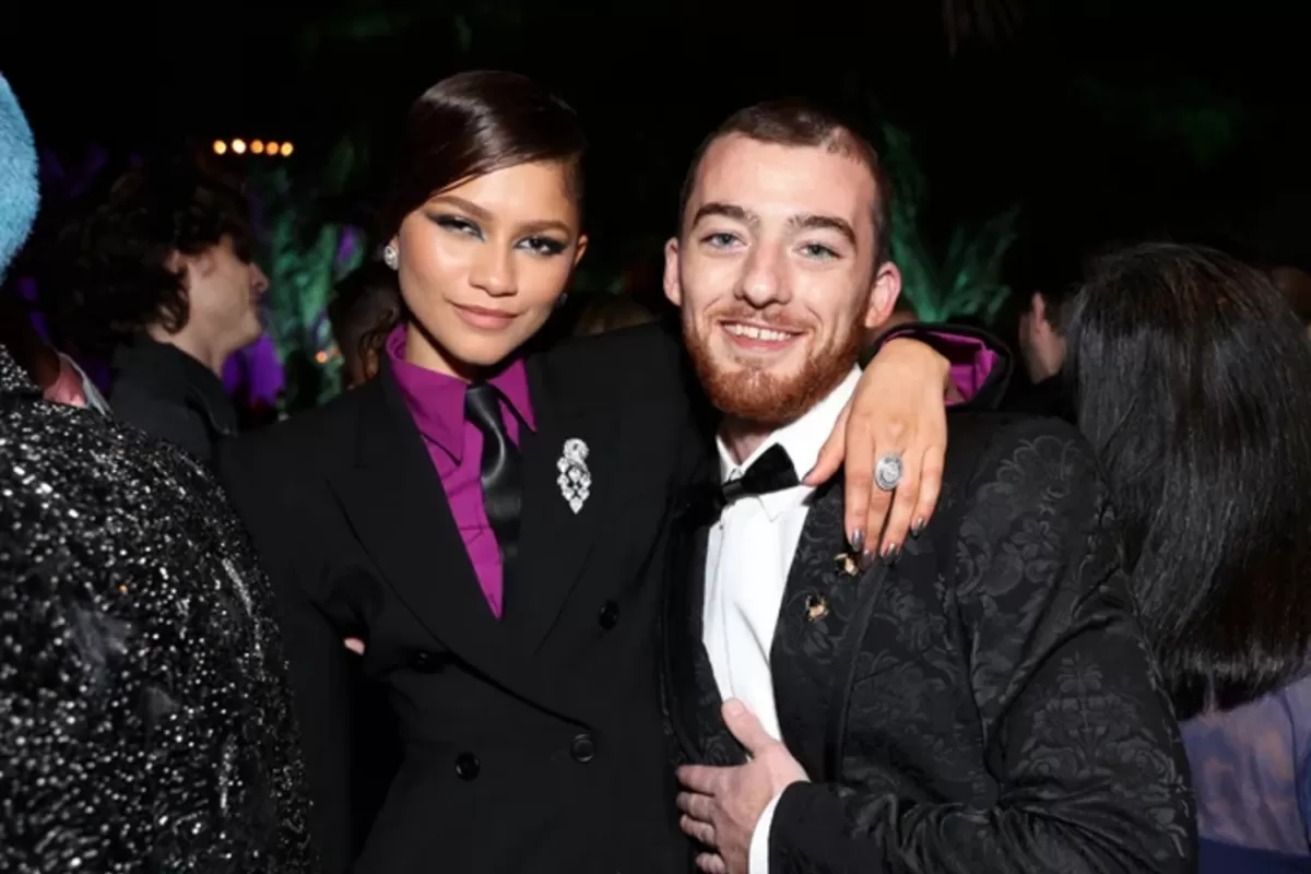 COMPAÑEROS DE ELENCO. Junto a Zendaya, la actriz principal de Euphoria.