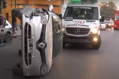 Un auto volcó en avenida Mitre y San Martín