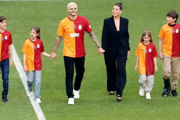 Mauro Icardi y Wanda Nara fueron ovacionados en Turquía