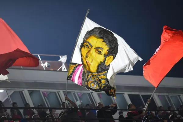 Los hinchas de San Martín y una bienvenida, desde otro sector