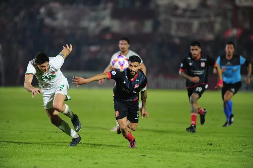 MANO A MANO. Dening y Mondino, zaguero central de Agropecuario, pican juntos con la mirada fija en la pelota. Al delantero del “santo” se le cortó la racha goleadora y el equipo lo viene sintiendo. 