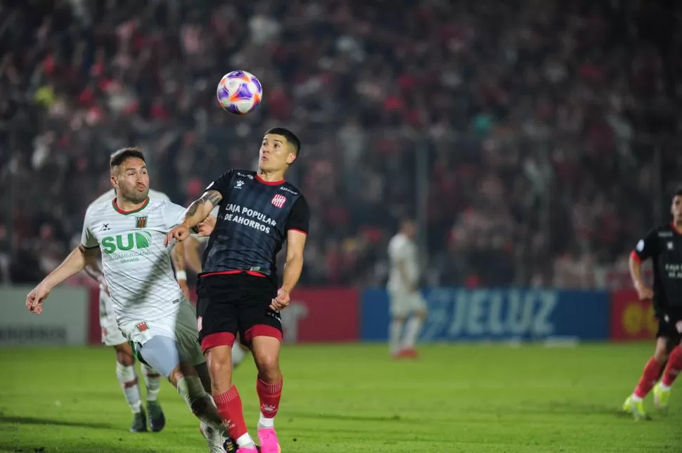 PELOTA EN EL AIRE. Banegas espera que baje para dormirla en el pecho.